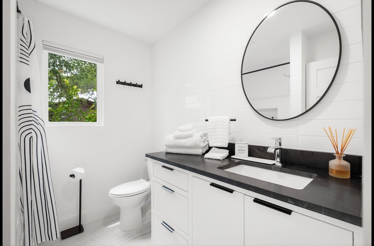 Modern Retreat Near Downtown