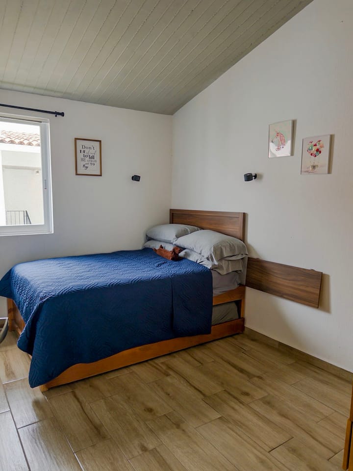 Cuenta con una cama matrimonial tipo canguro, con una segunda cama deslizable en la parte inferior. Es ideal para familias, niños o grupos que necesiten una cama adicional sin perder espacio durante el día.
