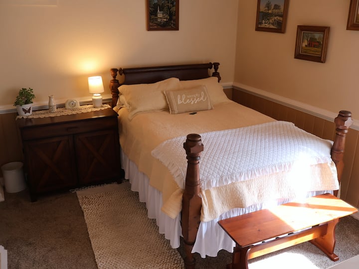 Cama cómoda con ropa de cama de alta calidad. Dormirás en una cama histórica de cuerdas de bellota de antes de la Guerra Civil. Las bellotas son un símbolo estadounidense de hospitalidad y buena suerte. ¡Puedes ver el desgaste en los rieles inferiores donde las cuerdas ataban el armazón hace 200 años!