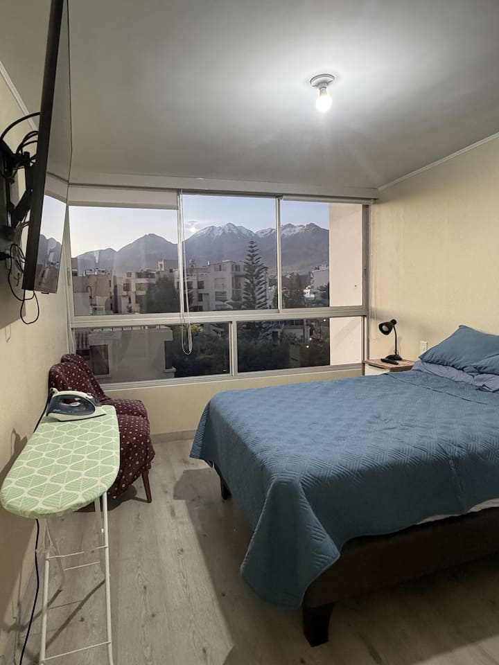 Dormitorio principal con Smart TV montada en la pared e impresionantes vistas de El Chachani