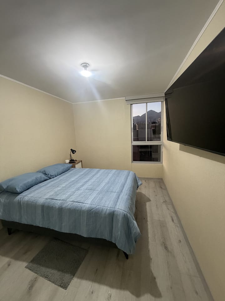 Segundo dormitorio con cama matrimonial, Smart TV y vista al volcán