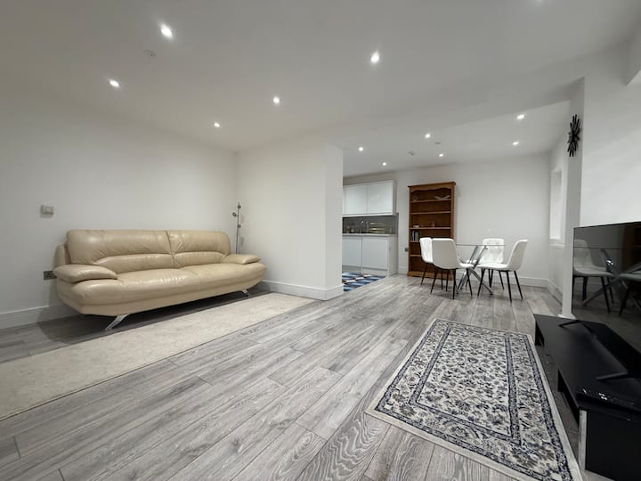 Cozy 2-bdr Maisonette | Free Parking| Room Service - Shropshire
