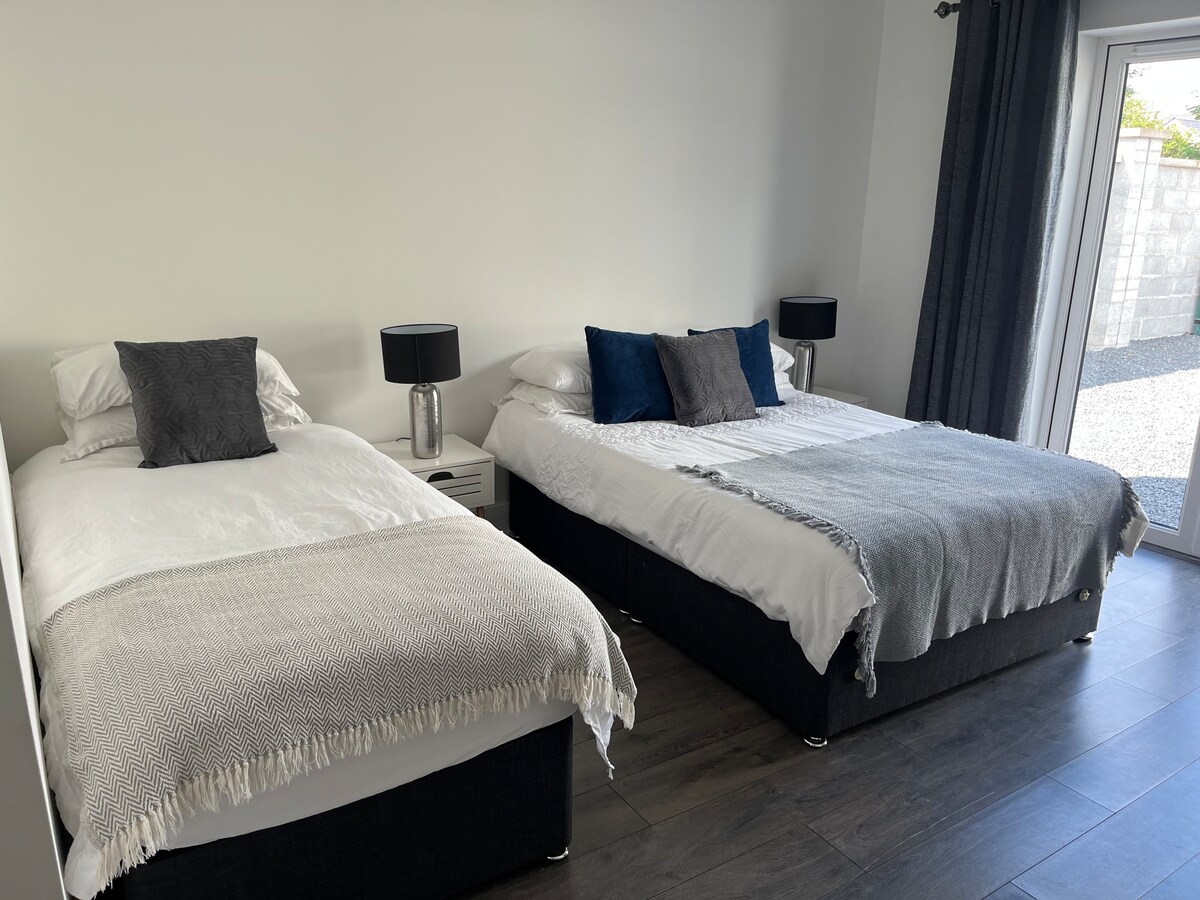 Cosy spacious Bedroom - Abbeydorney