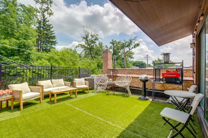 Walk To Stores & Parks! Stylish Chicago Apartment - Chicago, IL