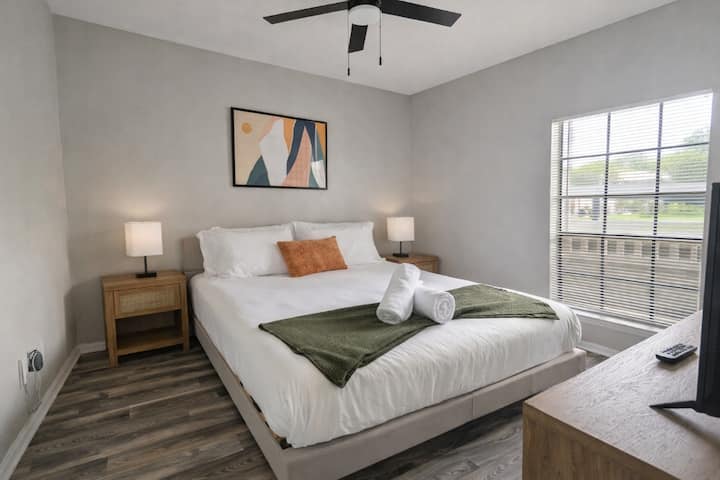 Chic 1br Retreat | Gym, Pool & Free Parking - 歐文