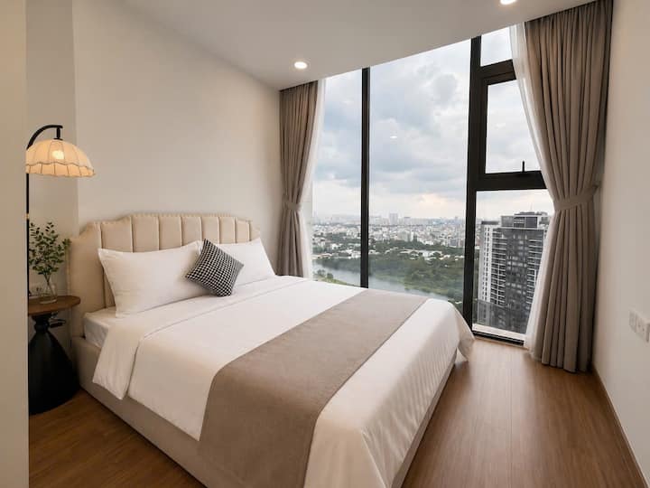 Oasis en la recámara: ¡disfruta de impresionantes vistas de la ciudad desde esta elegante habitación adornada con una decoración sofisticada!