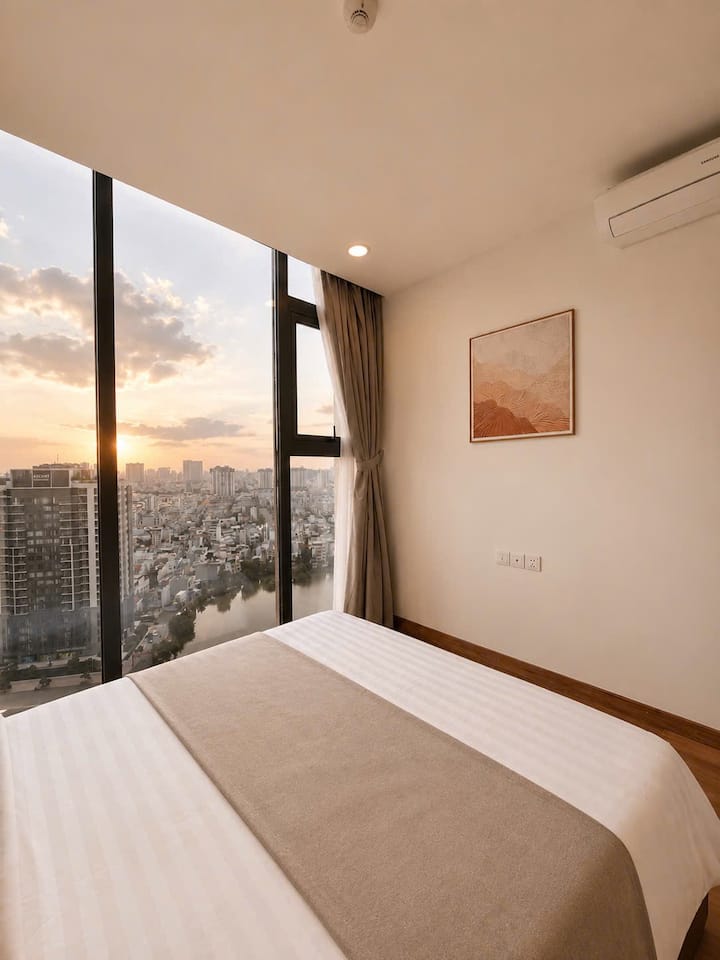 City View Retreat: ¡Relájate mientras disfrutas de las impresionantes vistas del atardecer desde tu acogedora habitación!