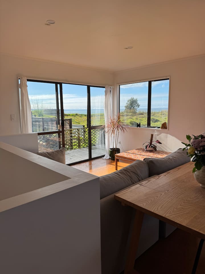 Sunny Beach House With Sea Views & Spacious Living - Papamoa