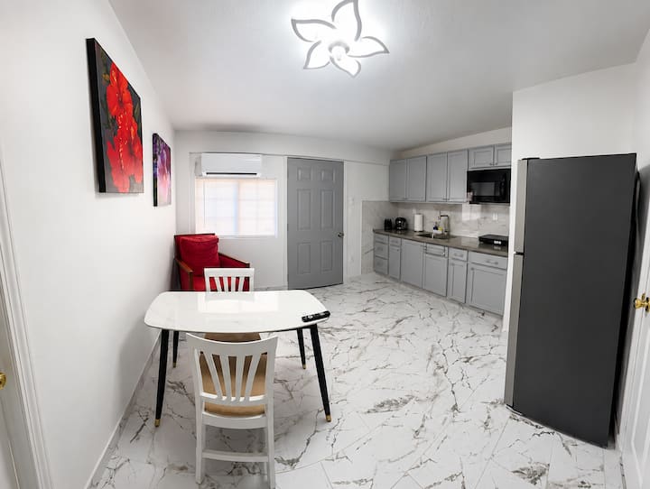 Modern Cozy Retreat | Private & Stylish - Las Vegas, NV
