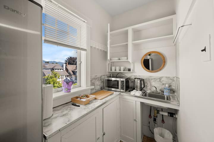 Kitsilano Studio W/ Balcony & Mountain Views - Vancouver
