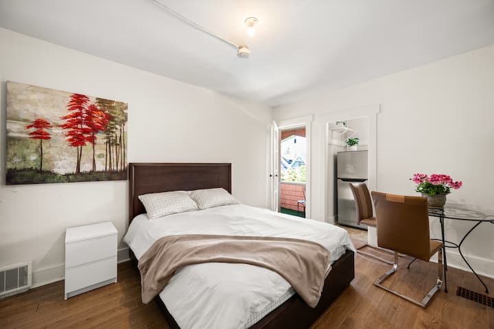 Kitsilano Studio W/ Balcony & Mountain Views - Vancouver