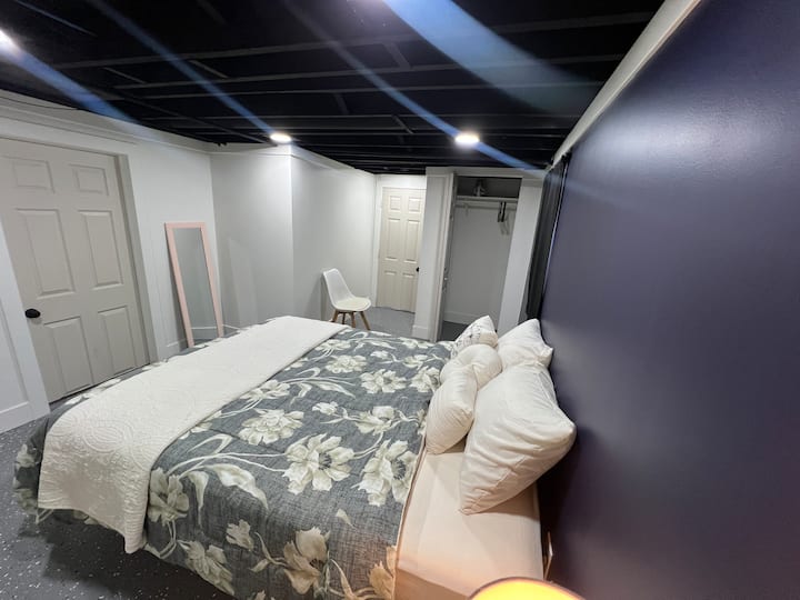Basement With Independent Entrance In Detroit - Southfield, MI