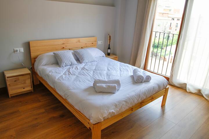 Dormitorio con vistas al pueblo y al río de Scala Dei