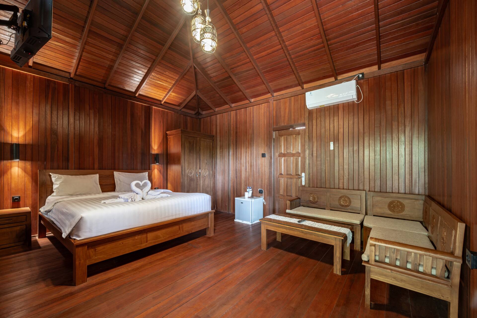 Beautiful Teakwood Corner Room in Nusa Dua 3