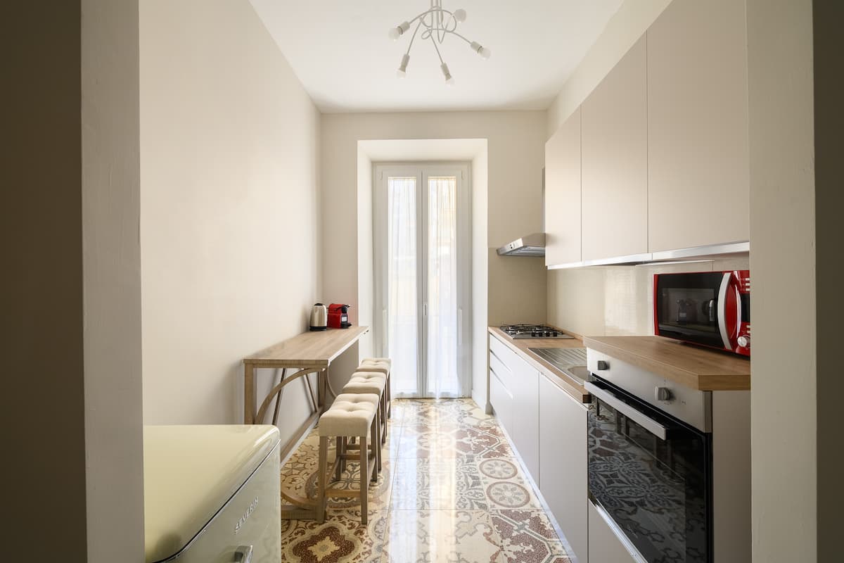 Elegante appartamento nuovo di zecca con 3 camere da letto e 2 bagni | Metro A — Cucina completa 2 | Casa vacanze LovedHomes a Roma