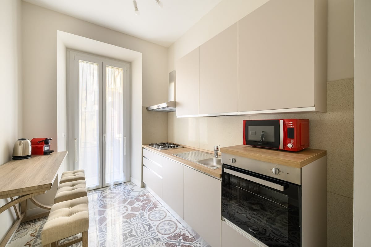 Elegante appartamento nuovo di zecca con 3 camere da letto e 2 bagni | Metro A — Cucina completa 1 | Casa vacanze LovedHomes a Roma