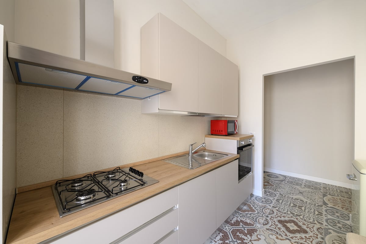 Elegante appartamento nuovo di zecca con 3 camere da letto e 2 bagni | Metro A — Cucina completa 3 | Casa vacanze LovedHomes a Roma