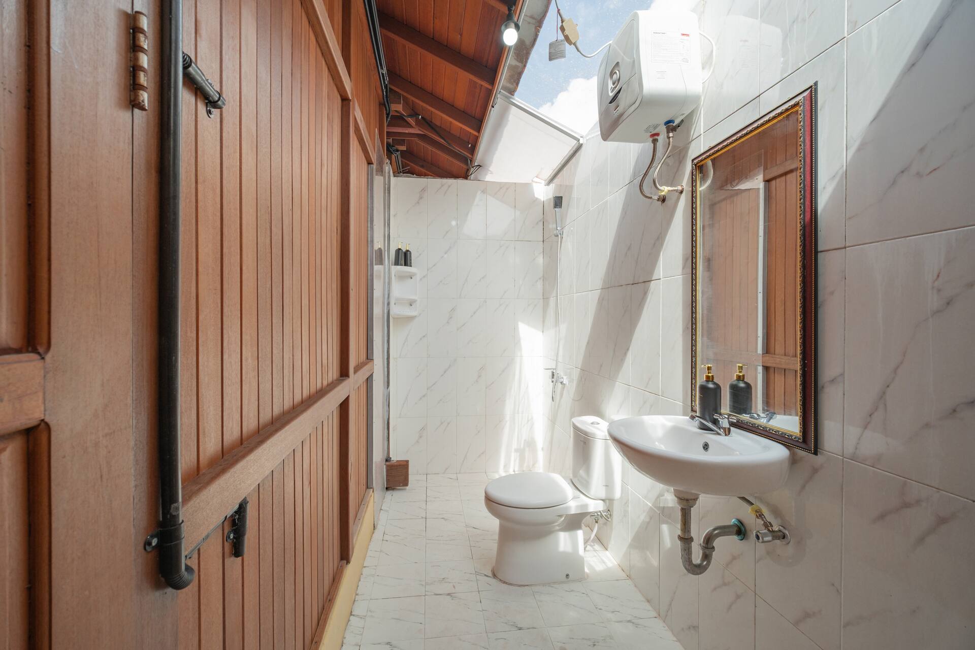 Cozy Teakwood Hideaway Room in Bali 3