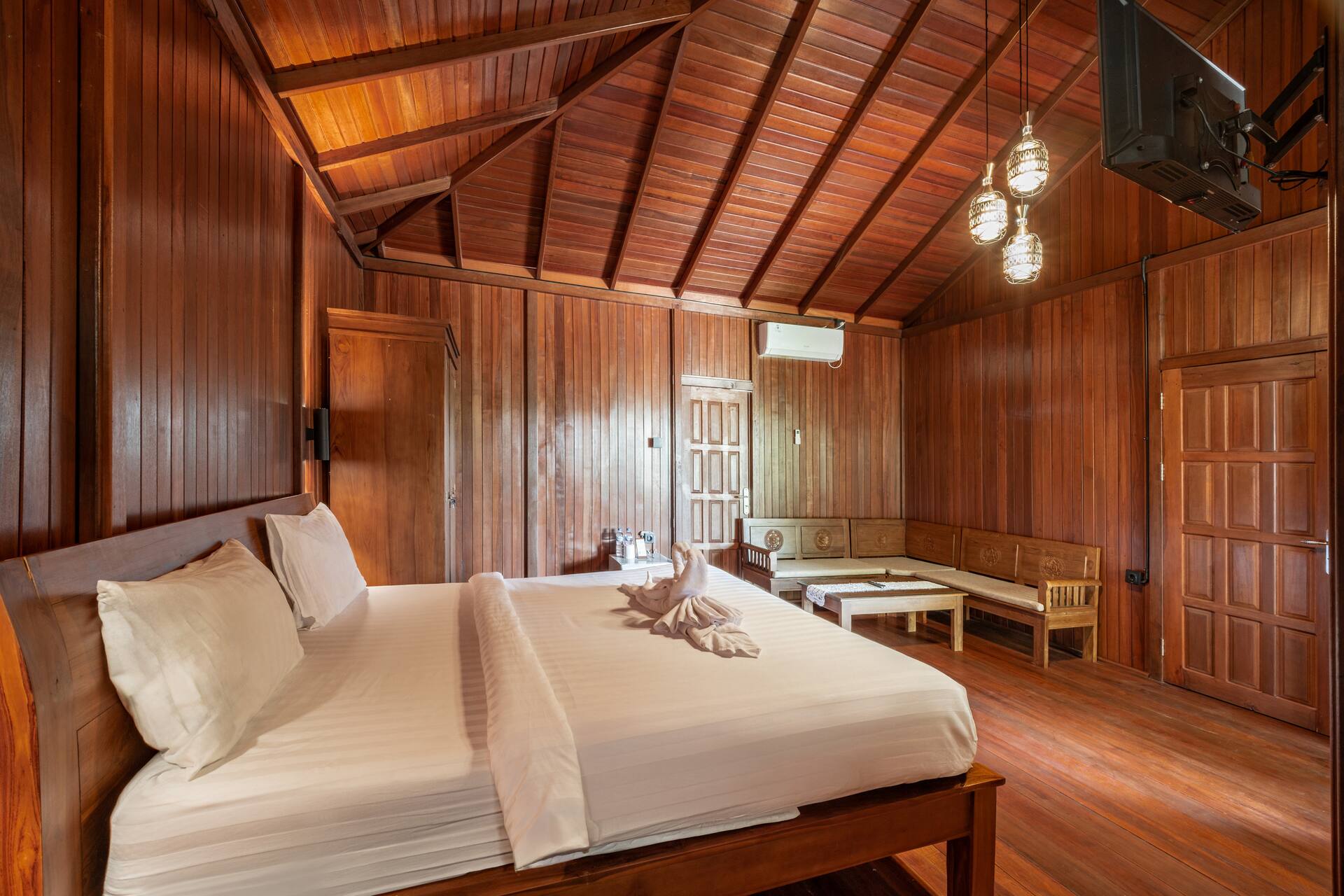 Cozy Teakwood Hideaway Room in Bali 2