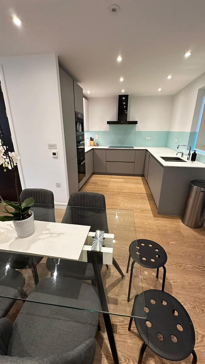 Spacious Three Bedroom Apartment In Aldgate East - London