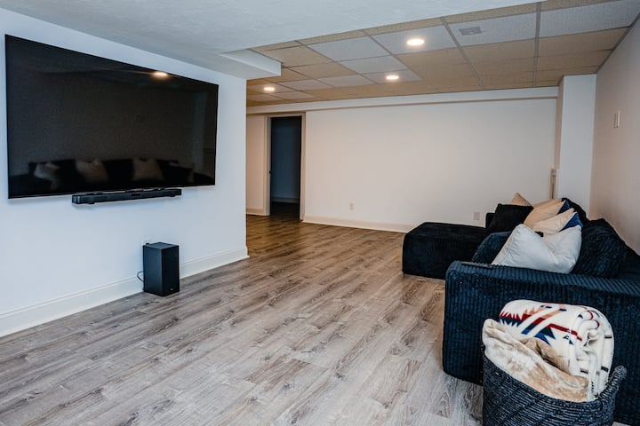 Loft në shtëpinë pranë pishinës me divan që hapet - kaloni një natë filmash këtu!