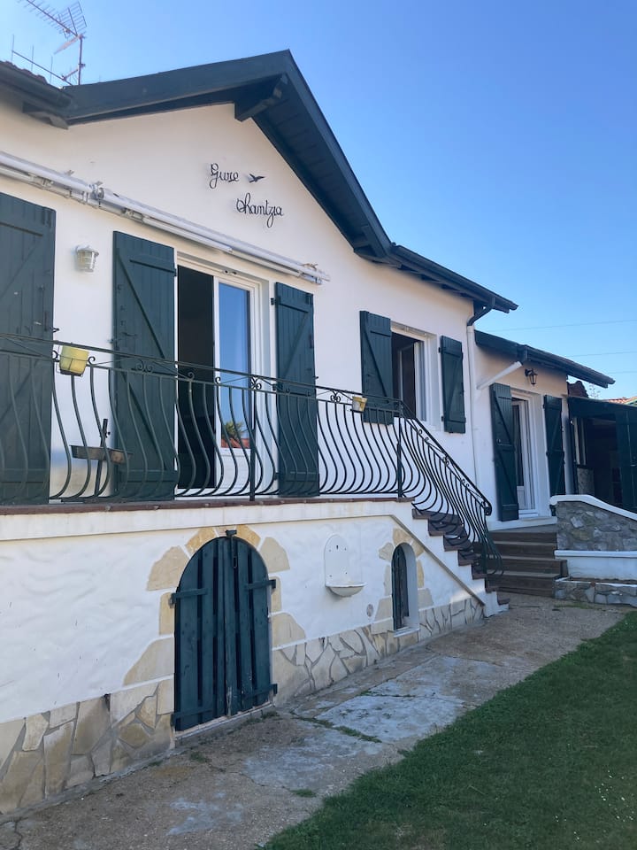 Jolie Maison Avec Jardin Au Calme Dans Une Impasse - Ustaritz