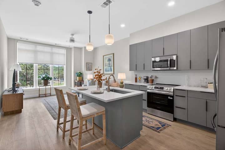 The Jardin Fern Suite | Near Downtown - Savannah, GA