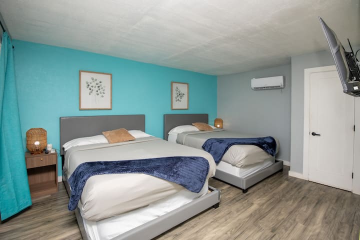 Two Comfy Queen Beds, Pet Friendly, Beach Getaway! - Daytona Beach, FL