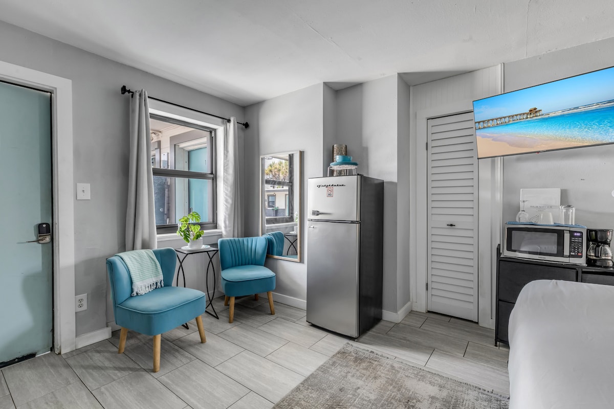 Comfy King Bed, Pet Friendly, Steps to the Beach!