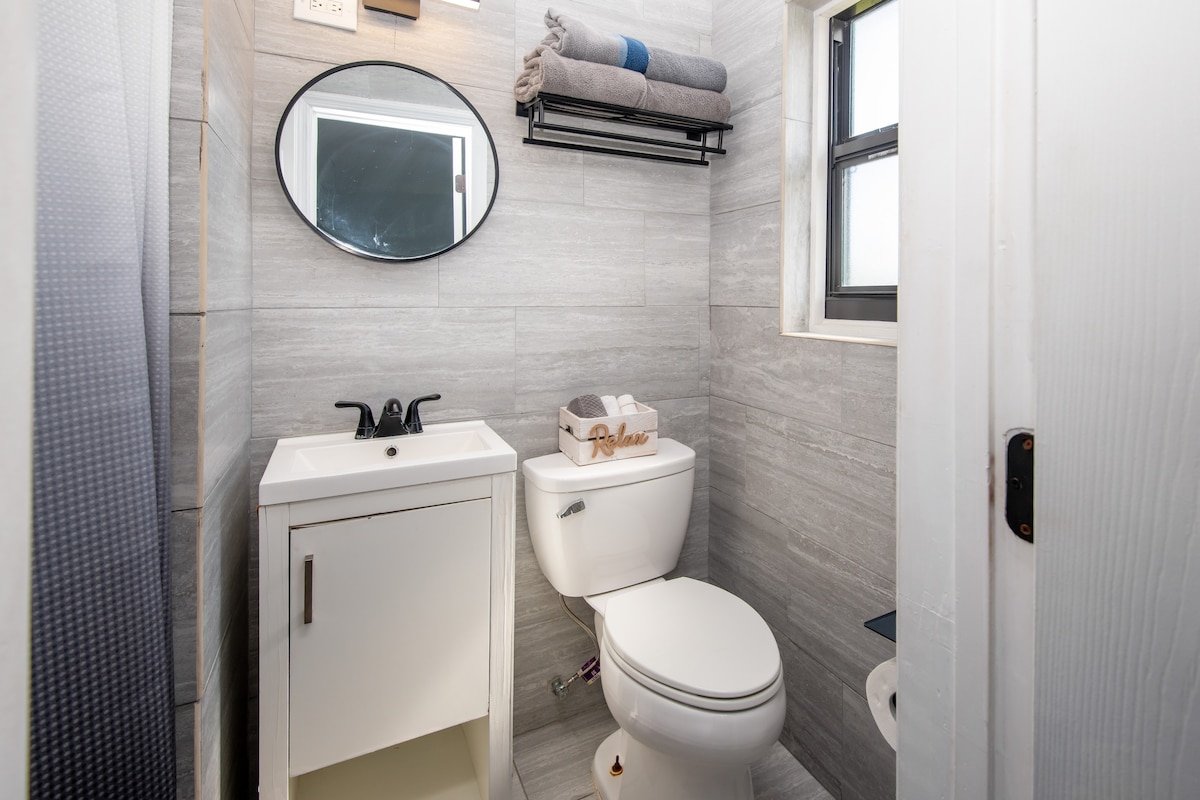 Comfy King Bed, Pet Friendly, Steps to the Beach!