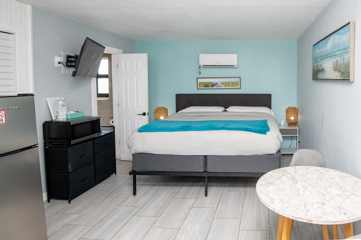 Comfy King Bed, Pet Friendly, Steps to the Beach!