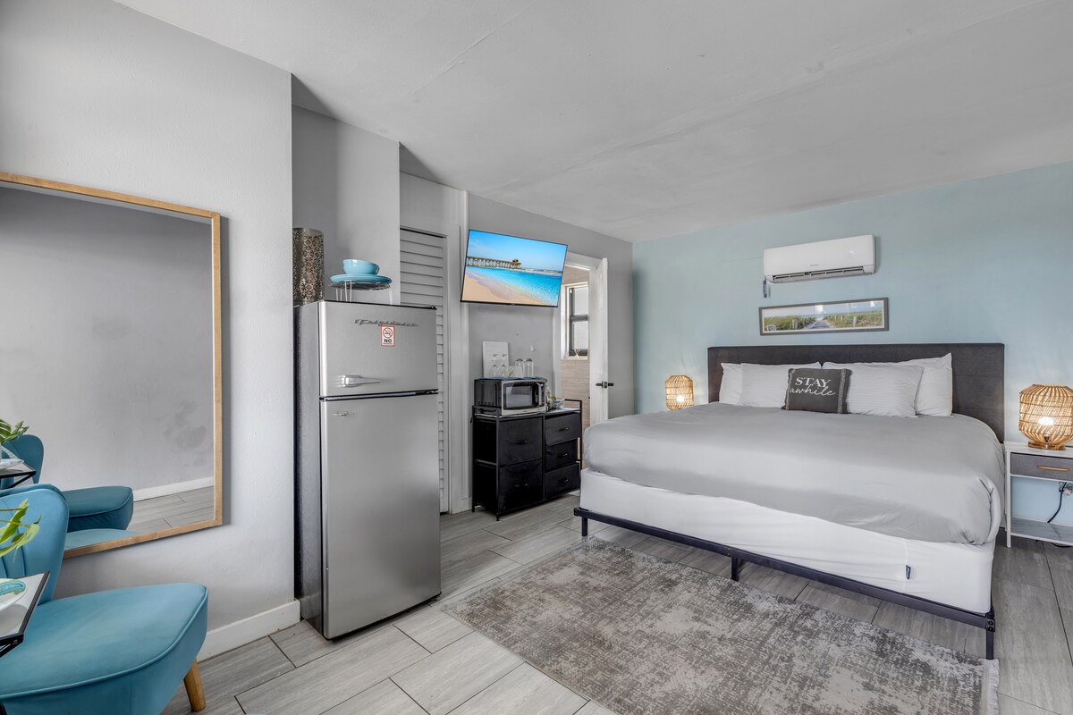 Comfy King Bed, Pet Friendly, Steps to the Beach!