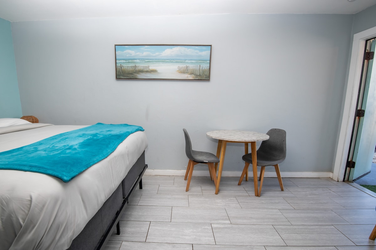 Comfy King Bed, Pet Friendly, Steps to the Beach!