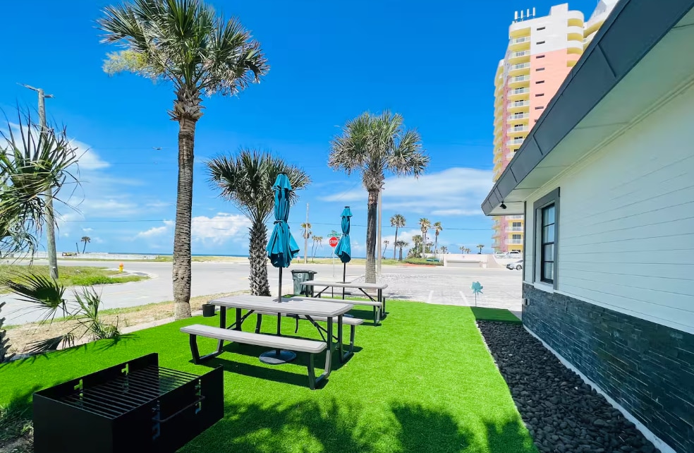 Comfy King Bed, Pet Friendly, Steps to the Beach!