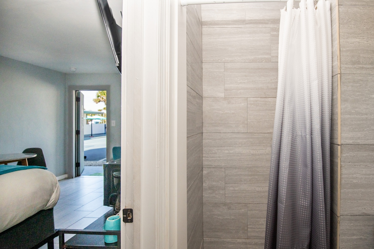 Comfy King Bed, Pet Friendly, Steps to the Beach!