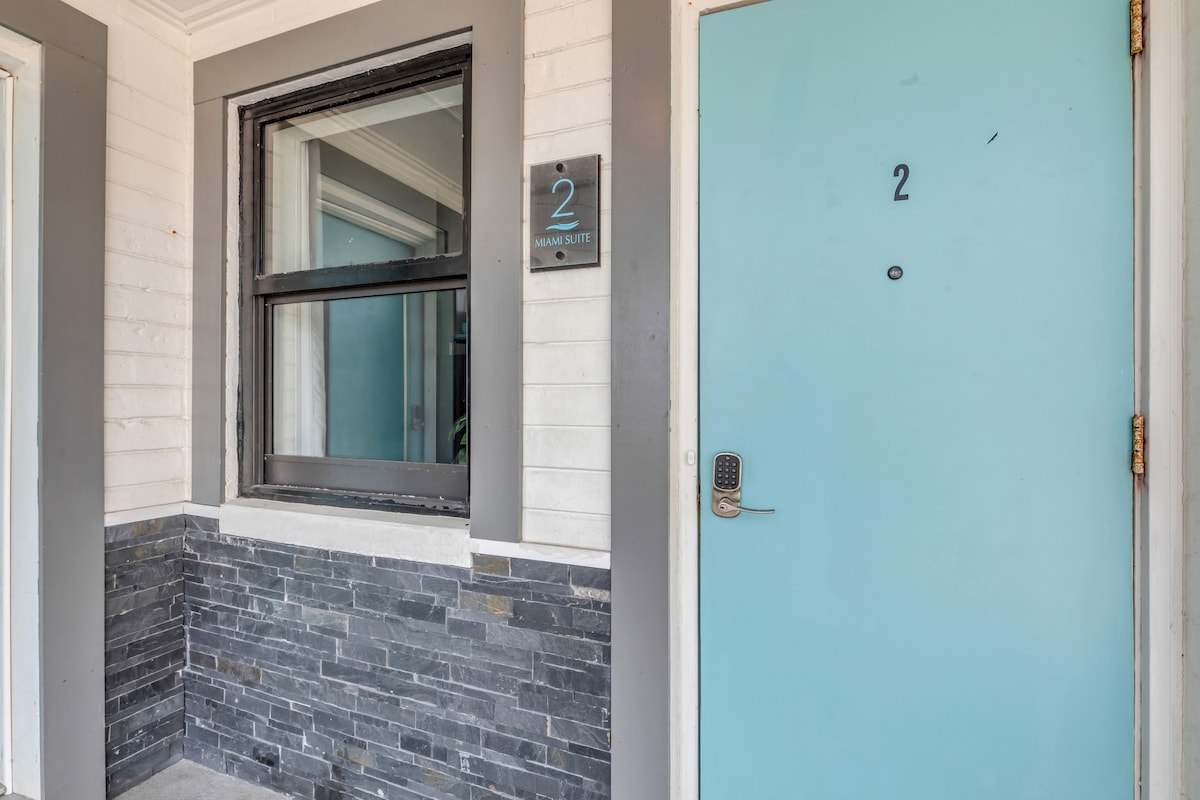 Comfy King Bed, Pet Friendly, Steps to the Beach!