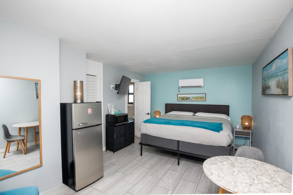 Comfy King Bed, Pet Friendly, Steps to the Beach!