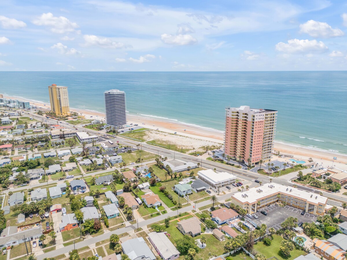 Comfy King Bed, Pet Friendly, Steps to the Beach!