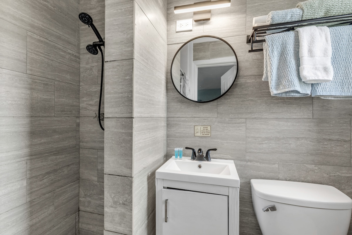 Comfy King Bed, Pet Friendly, Steps to the Beach!