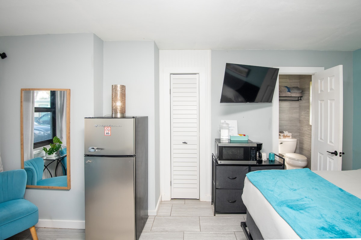 Comfy King Bed, Pet Friendly, Steps to the Beach!