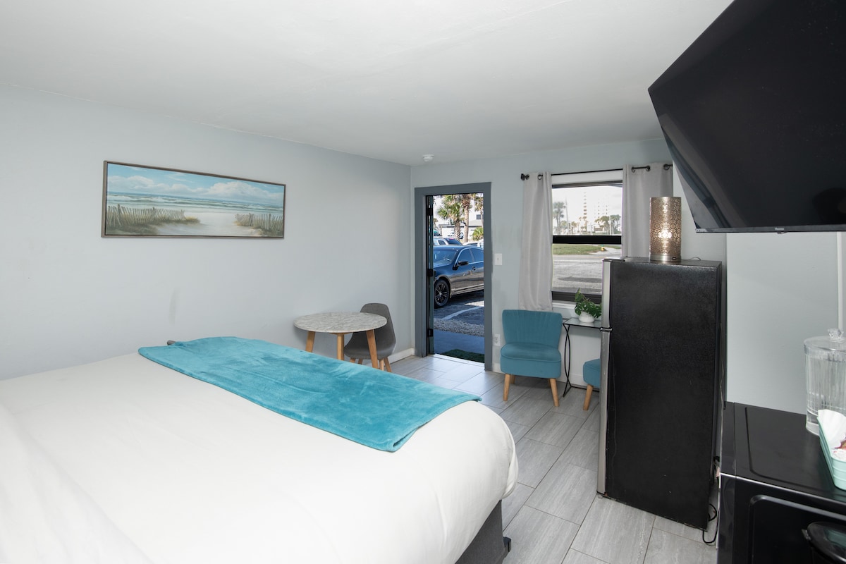 Comfy King Bed, Pet Friendly, Steps to the Beach!