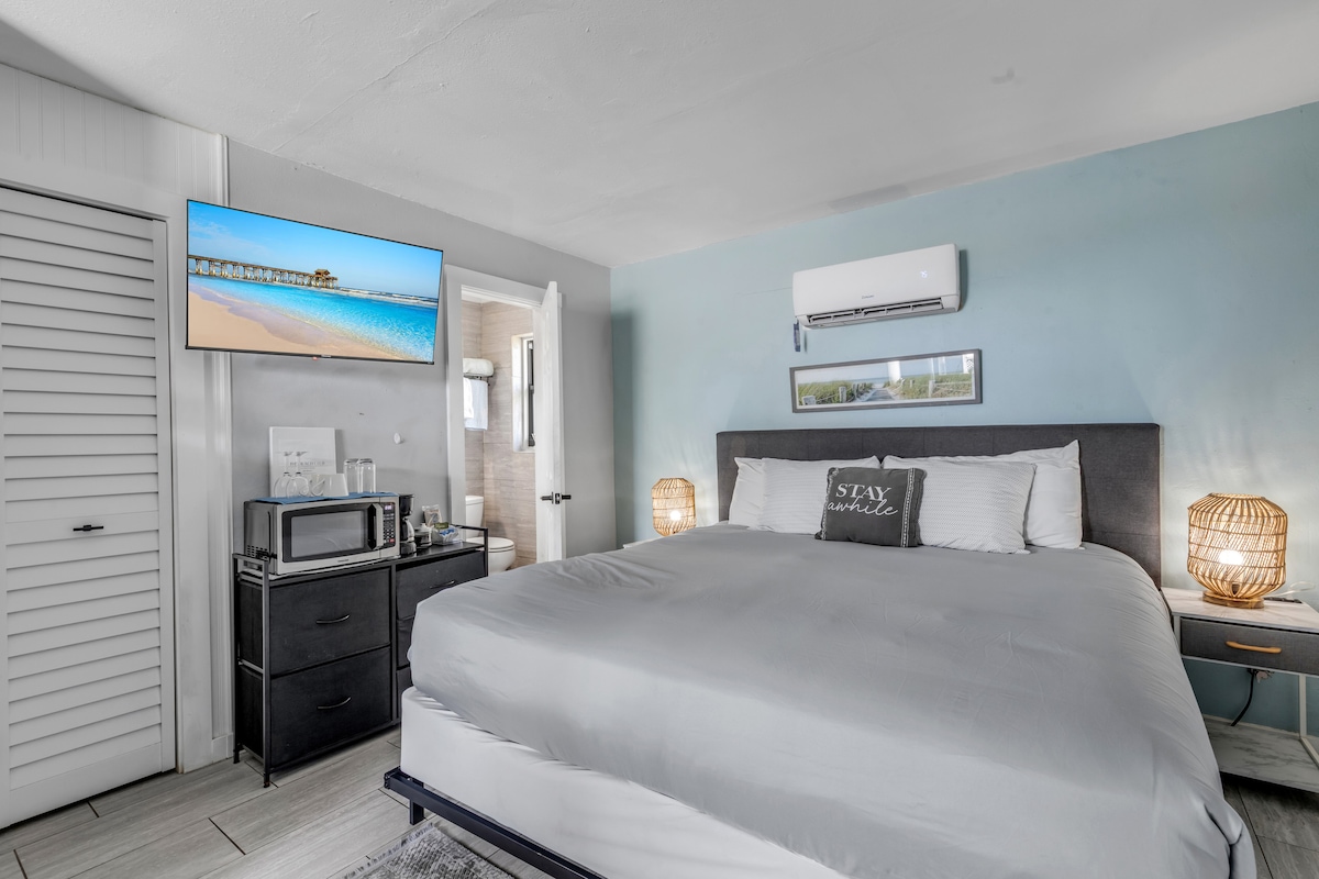 Comfy King Bed, Pet Friendly, Steps to the Beach!