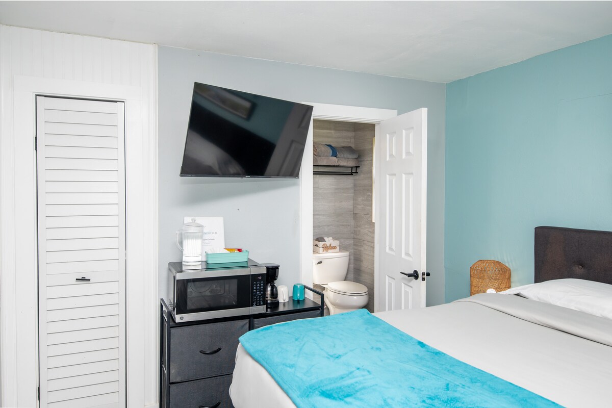 Comfy King Bed, Pet Friendly, Steps to the Beach!