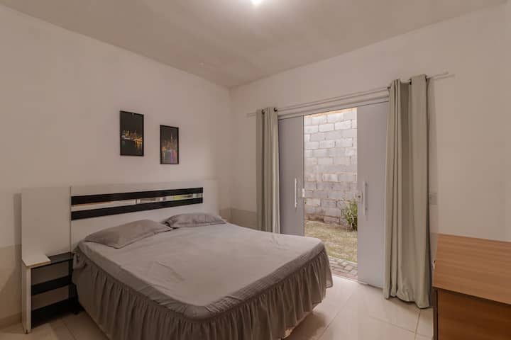 Habitación espaciosa ideal para relajarse