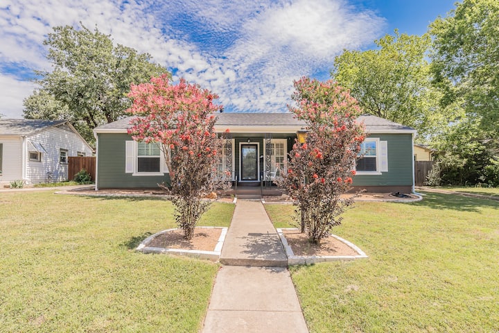 Charming 3br/2ba: 2 Mi To Ft. Worth Stockyards - Fort Worth, TX