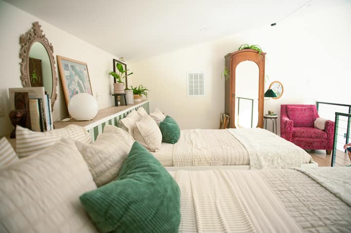 Toto je podkrovný priestor. K dispozícii sú však závesy, ktoré môžete zatiahnuť po celej dĺžke miestnosti, aby ste získali súkromie a mohli ovládať svetlo. Obidve manželské postele majú pod sebou zásuvky na uloženie vašich vecí, ako aj priestor na zavesenie v šatníku.