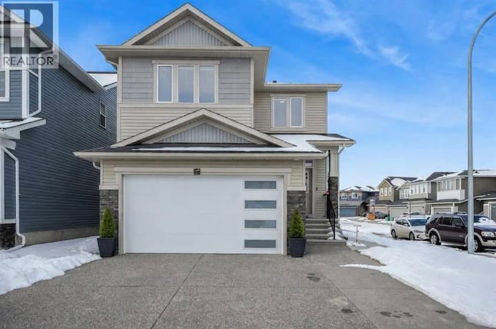 5 Bedrooms 3 Full Bathrooms A Huge Kitchen - Calgary
