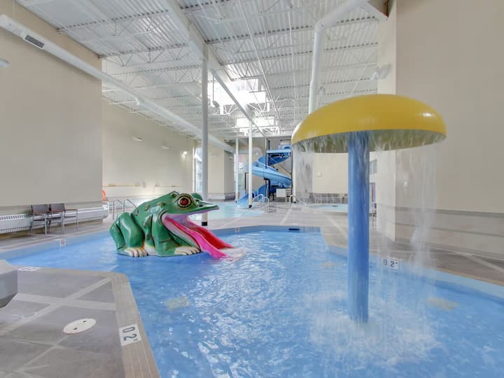 Cozy Alpine Retreat *Waterslide~pool~hot Tub* - 캔모어