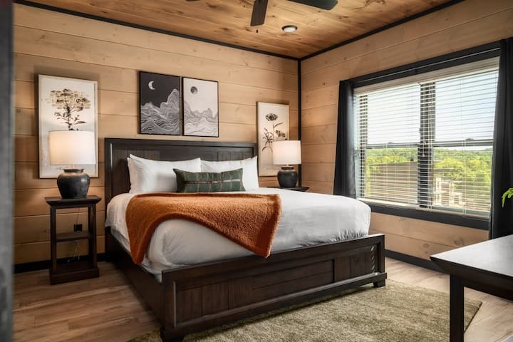 ¡Dormitorio tamaño king en el nivel superior con baño privado, TV y sábanas de lujo!