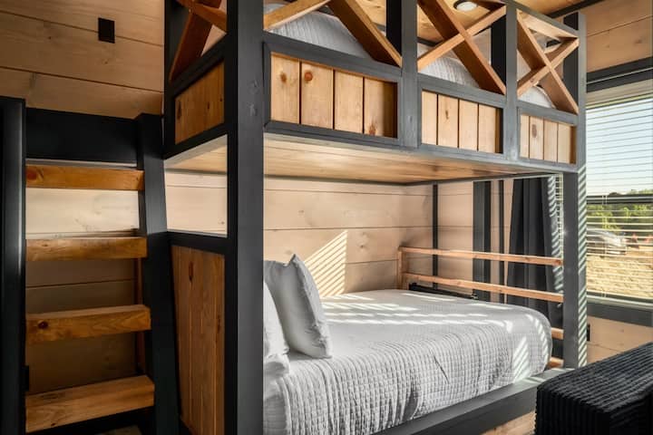 Habitación en litera en el nivel inferior con una cama matrimonial arriba y otra abajo: ¡capacidad para 4 personas!